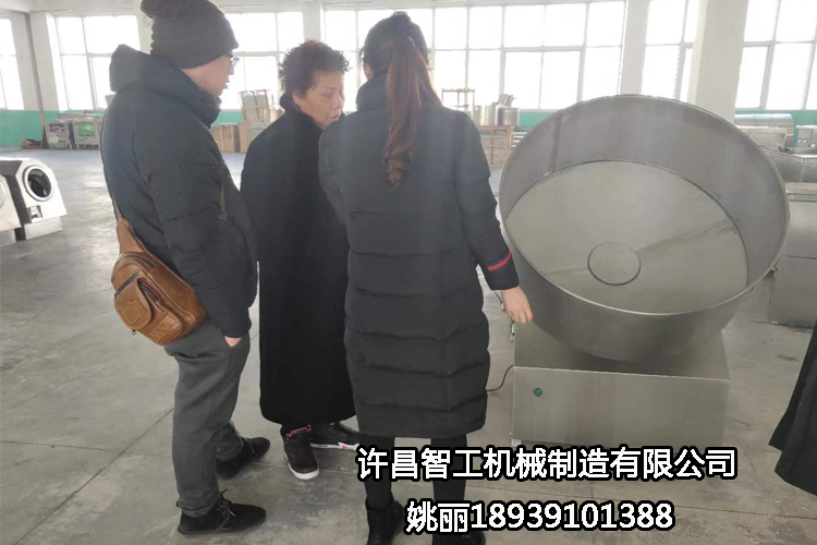 陜西客戶來許昌智工考察試機湯圓機，制餡非常滿意，現(xiàn)場定機