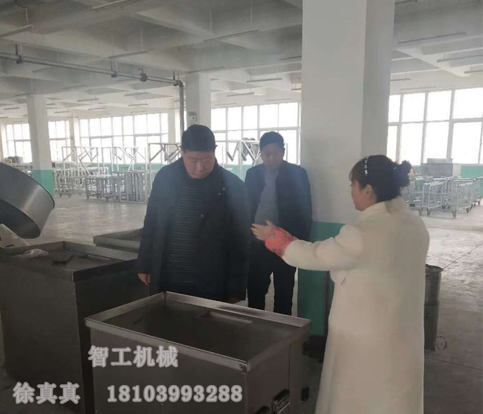 魯山老客戶再次來許昌智工考察訂購湯圓機、元宵制陷機！