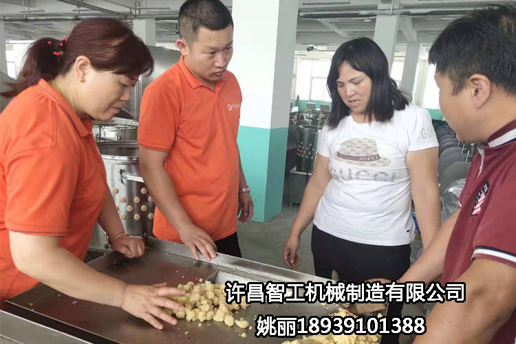 河南周口客戶自帶原料到許昌智工考察、試機制餡機?。ㄗ龈恻c）